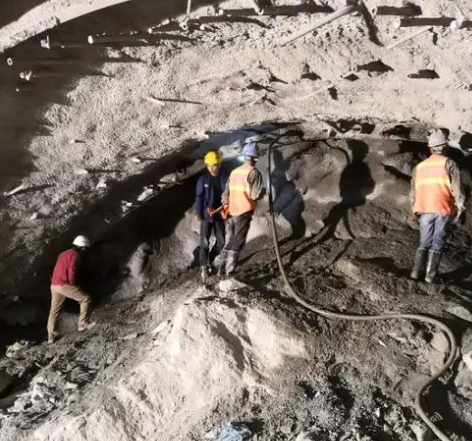 轮台隧道拱顶带模注浆料，微膨胀注浆料的特点及施工工艺